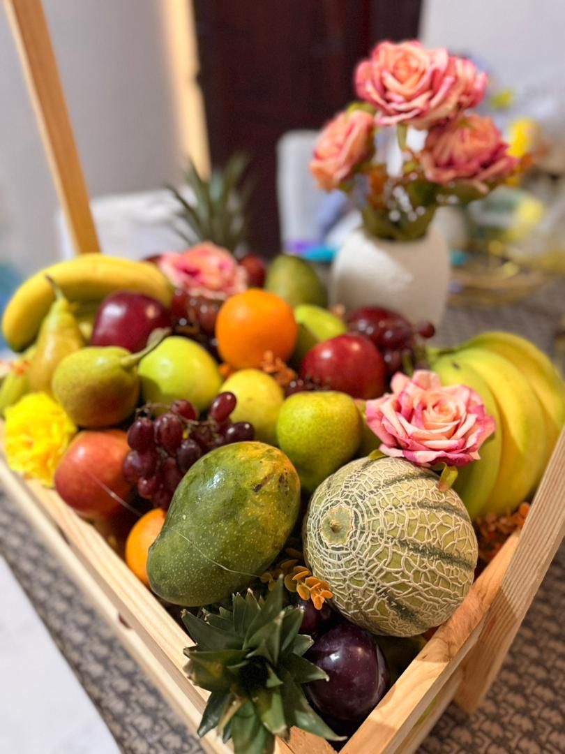 Panier de fruits frais emballé avec soin